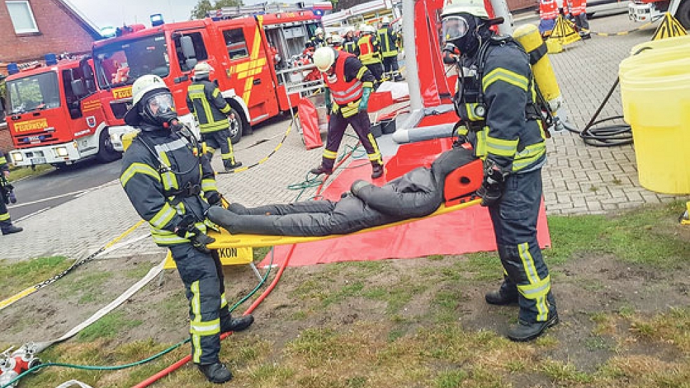 Unter Atemschutz bargen Feuerwehrleute bei der Übung die »Verletzten« nach einem Unfall mit Gefahrgut. © Foto: Feuerwehr
