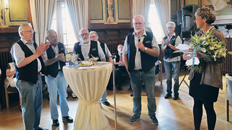 Am Sonntagvormittag empfing Bürgermeisterin Beatrix Kuhl im historischen Festsaal des Rathauses den Shanty-Chor aus Bingum.  © Foto: Wolters