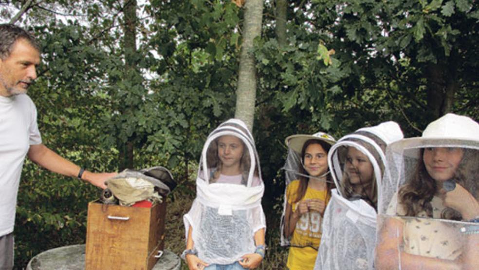 Imker Johann Tjabben gab den Kindern viele Informationen zum Thema Bienen. © Foto: privat