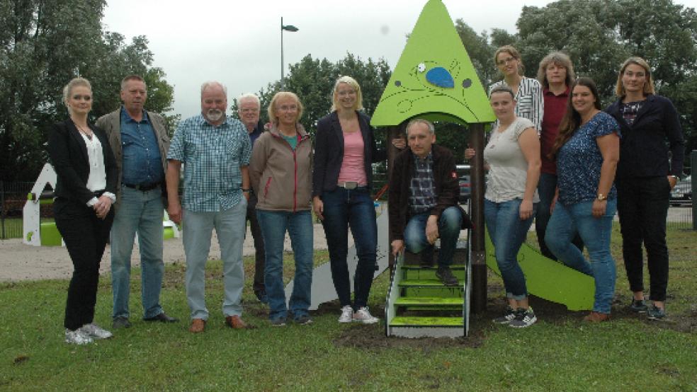 Die neue Krippe und den Spielplatz begutachteten gestern (von links) die Fachbereichsleiterin Christiane Dorenbos, der Ausschussvorsitzende Helmut Plöger (SPD), Geschäftsführer Hans-Joachim Behrends, der Vereinsvorsitzende Dieter Gottwald, Vorstandsmitglied Martha Bruhns, die Allgemeine Vertreterin des Bürgermeisters Insa Bruhns, der 3. Vorsitzende Hartmut Waddenberg, Heilerziehungspflegerin Lena Lüdemann, Fachkraft Heike Wirth, die 2. Vorsitzende Heidi Bugiel, Gruppenleiterin Jacqueline Frei und die Leiterin der Kindertagesstätte Midlum, Alexandra Norda. © Szyska