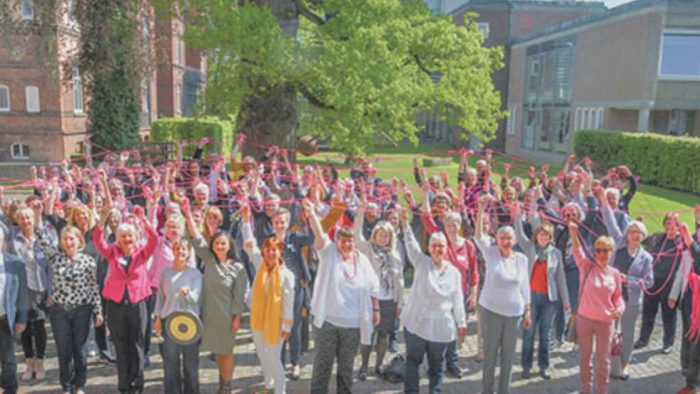 Zum Auftakt des Modellprojekts »FrauenLeben in Ostfriesland« knüpften die Teilnehmenden in Aurich ein Netzwerk, um damit symbolisch ihre beabsichtigte Zusammenarbeit darzustellen. Auch in Weener soll ein solches Netzwerk am 22. August ab 19 Uhr vor dem Rathaus symbolisch geknüpft werden.  © Foto: Former