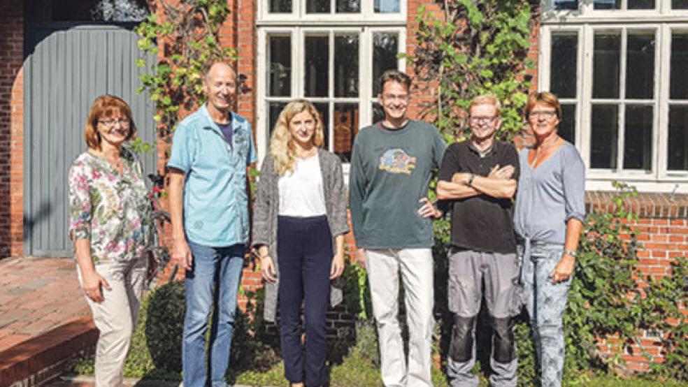 Gäste und Gastgeber: (von links) Karin Scheffermann (Landkreis Leer), Eldert Sleeboom, Christin Sommerfeld (Historikerin, Landkreis Leer), Tammo Lenger, Dieter Ertwiens-Buchwald und Meta Janssen-Kucz . © Foto: privat