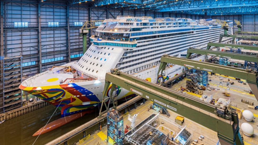 Das Kreuzfahrtschiff »Norwegian Encore« der Meyer Werft verlässt das Baudock sechs Stunden früher als geplant. © Foto: Meyer Werft