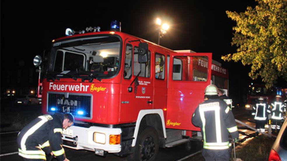 Zum zweiten Mal in knapp zwei Tagen musste die Feuerwehr Weener einen Brand in einem Haus gegenüber ihrem Feuerwehrhaus löschen. © Foto: J. Rand/Feuerwehr 
