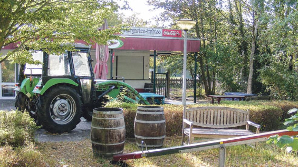 Der Traktor vermittelt den Eindruck, dass die Sanierung läuft. Doch sichtbare Fortschritte hat es in den vergangenen Wochen nicht gegeben. Das soll sich bald ändern. © Foto: Szyska