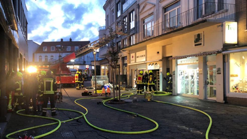 Die Feuerwehr rückte mit insgesamt 53 Einsatzkräften in die Norderneyer Poststraße aus. © Foto: Kreisfeuerwehr Aurich