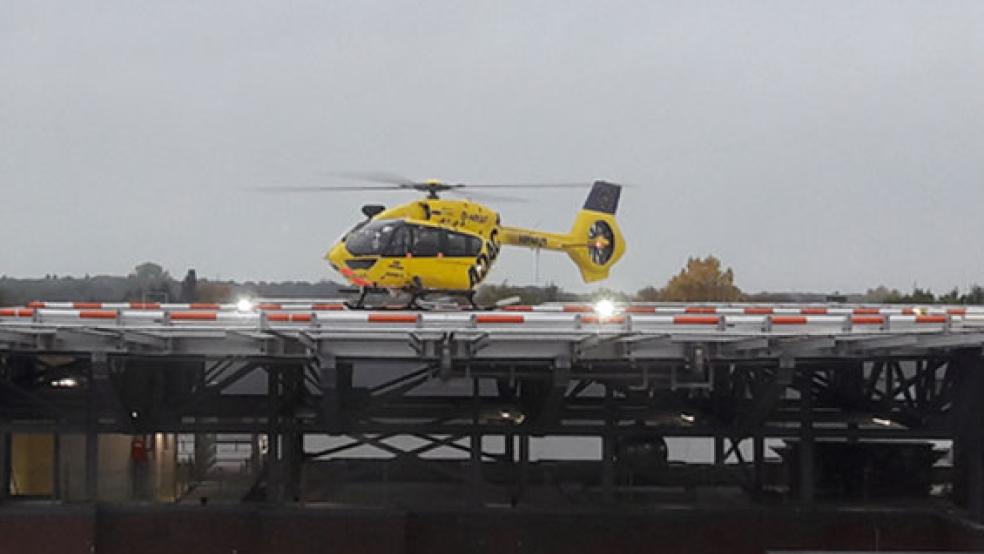 Nur noch tot konnte ein 81-jähriger Urlauber vor Langeoog geborgen werden. Ein bewusstloser Surfer am Großen Meer konnte wiederbelebt werden. Ein Rettungshubschrauber brachte ihn nach Oldenburg. © Foto: Wolters