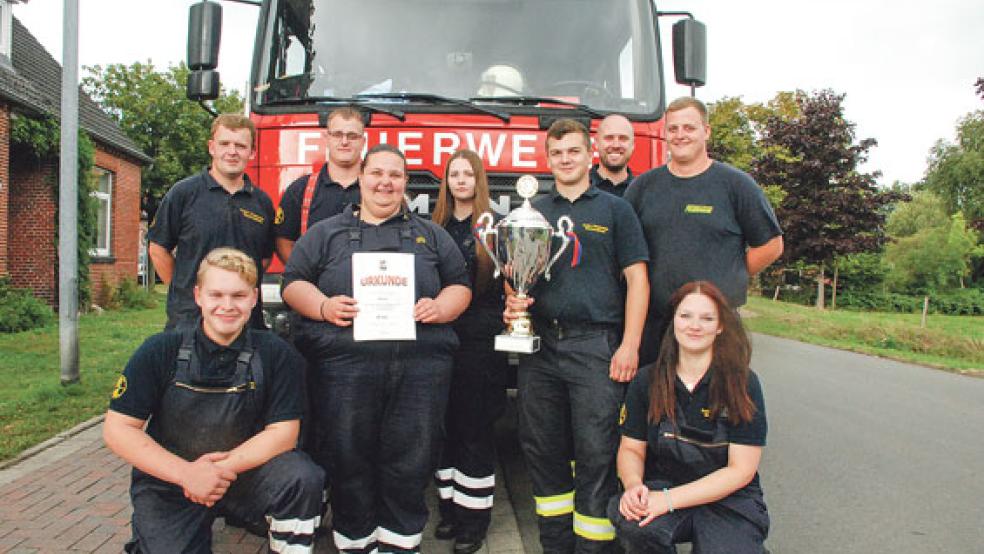 Von elf Mannschaften waren Julia Düring (mit Urkunde) und ihr Team aus Weener die Schnellsten beim freundschaftlichen Wettkampf in Weenermoor. © Foto: Kuper