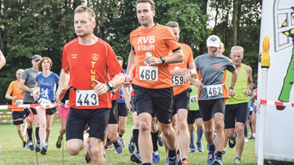 Beim Volkslauf über 20 Kilometer starteten 27 Athleten. Lothar van Geuns (links) vom LT TuRa 07 Westrhauderfehn kam als zweiter Läufer ins Ziel. © Fotos: Hilbrands (3)/ Schulte (1)