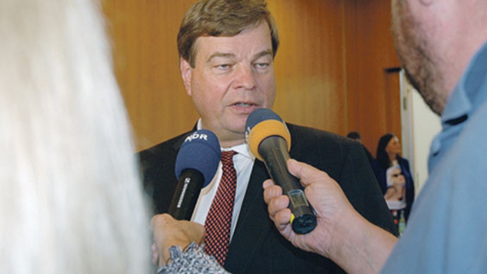 Enak Ferlemann (CDU), Parlamentarischer Staatssekretär des Bundesverkehrsministeriums, kündigte heute in Ihrhove an, dass zur Jahresmitte 2021 der erste Spatenstich für eine neue Drehhubbrücke erfolgen soll.  © Szyska