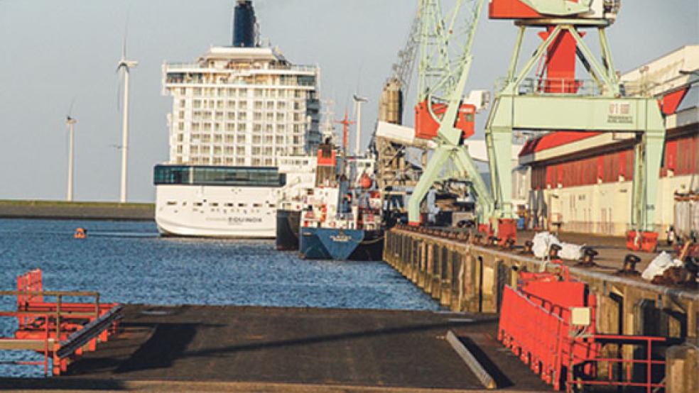 Zukünftig sollen eventuell täglich Fährschiffe der Reederei TEC-Farragon das Groninger Eemshaven mit Rosyth an der schottischen Ostküste verbinden. Das Foto zeigt ein Meyer Cruiseschiff am Sealane Terminal im Juliana-Hafen, wo dann auch die Fährschiffe anlegen sollen. © Archivfoto: Kuper
