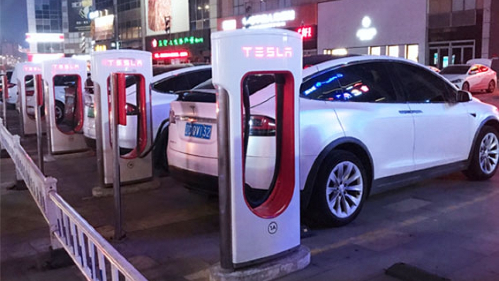 Tesla-Autos an Ladestationen. Mittlerweile soll Emden ganz oben auf der Wunschliste des Konzerns stehen. © Foto: dpa