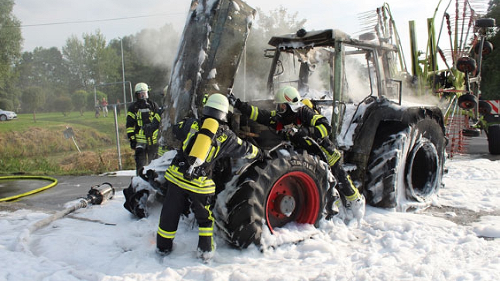 Ein Großaufgebot der Feuerwehr löschte diesen Traktor, der in Visquard in Brand geraten war. © Foto: Feuerwehr