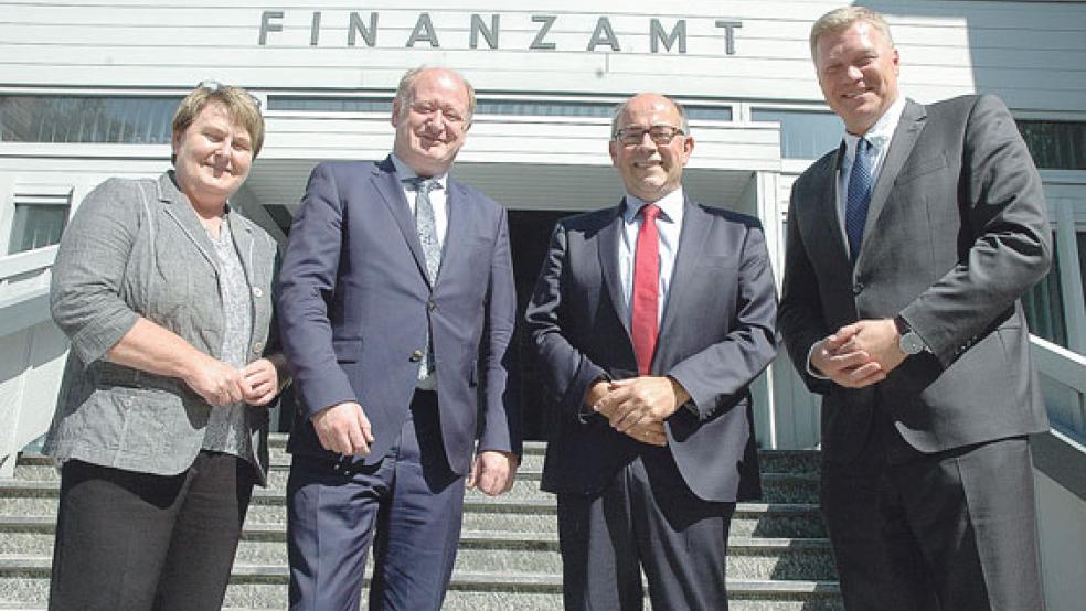 Vor dem Haupteingang des Finanzamts an der Edzardstraße in Leer: Finanzminister Reinhold Hilbers (CDU, Zweiter von links) sowie die Landtagsabgeordneten Hanne Modder (SPD, links) und Ulf Thiele (CDU, rechts) wurden gestern von Amtsleiter Jochen Bekker empfangen. © Foto: Szyska