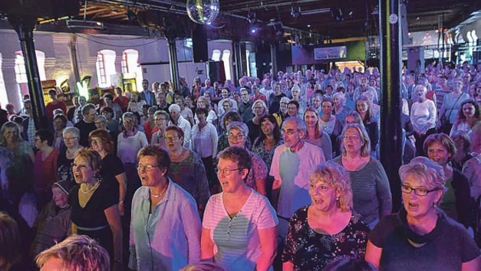 Rund 350 »Chormitglieder« - Frauen waren deutlich in der Überzahl - stimmten im Leeraner Zollhaus gemeinsam Lieder an. © 