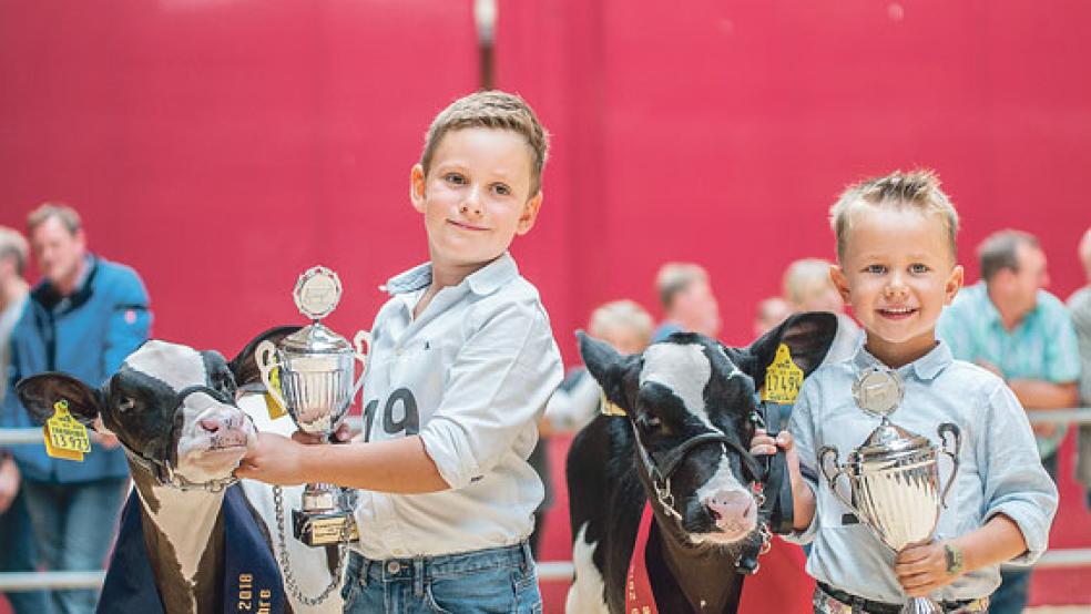 Die beiden Sieger der jüngsten Teilnehmer (3-6 Jahre) aus dem Vorjahr: Torge Kollmann aus Wichtens (links) und Magnus Haßbargen aus Barstede. © Foto: Evers/VOST