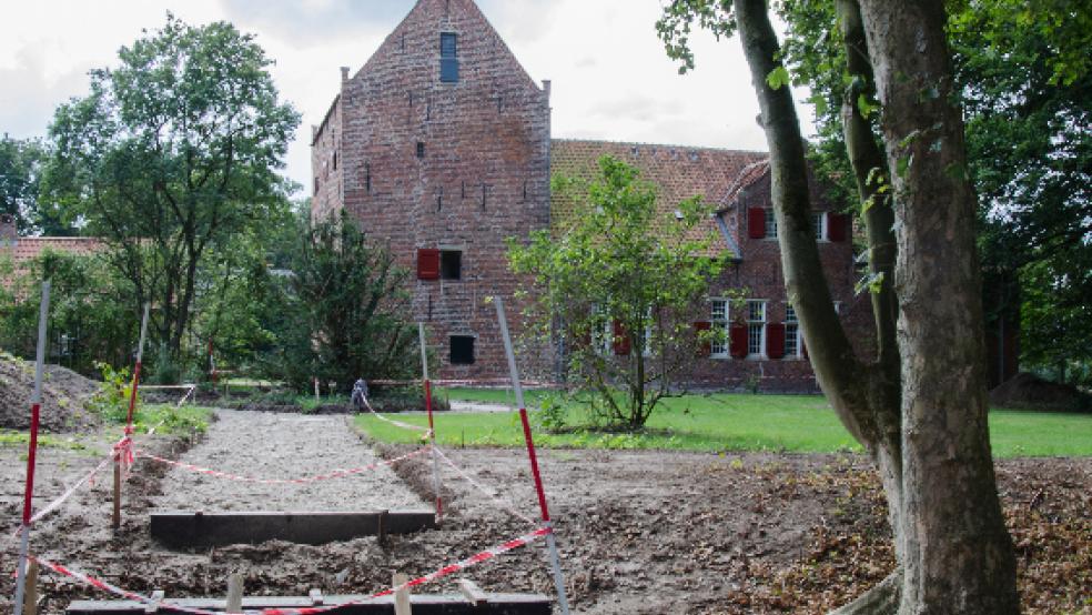Im Garten hinter dem Steinhaus beginnt der grüne Rundgang durch den Slingertuin. Links: Die Vorbereitung für die Holzbrücke, die auf das Gelände führen soll. © Hanken