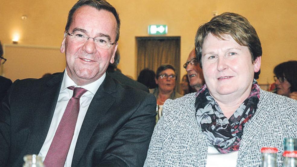 Niedersachsens Innenminister Boris Pistorius, hier beim Festakt anlässlich des 100-jährigen Bestehens des SPD-Ortsvereins Bunde mit der Landtagsabgeordneten Hanne Modder, erhält bei seiner Bewerbung um den SPD-Bundesvorsitz als Duo gemeinsam mit Petra Köpping die Unterstützung des SPD-Kreisverbands Leer. © Foto: Szyska