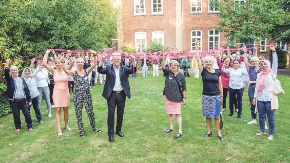 Das Netzwerk ist geknüpft: Bürgermeister Ludwig Sonnenberg mit den 44 Teilnehmerinnen der Tagung im Garten des alten Rathauses. © Foto: Hoegen