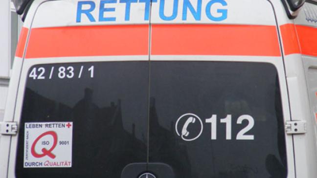 Betrunkene Radfahrerin liegt auf Straße