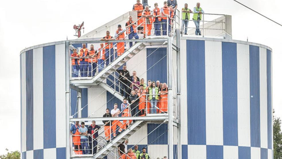 Ein Großteil der Stadtwerke-Belegschaft auf der Stufenanlage des Faulturms. © Foto: Stadtwerke