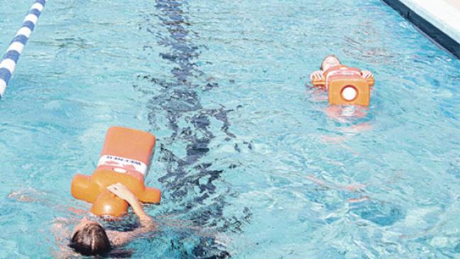 50 Schülerinnen schwimmen für mehr Sicherheit
