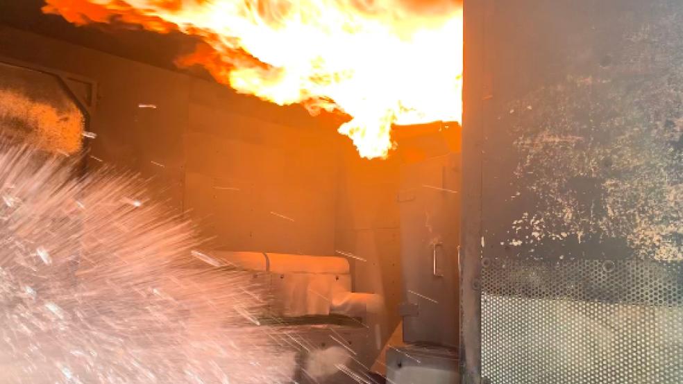 Feuer und Wasser - hier geht es heiß her, zum Glück nur zu Übungszwecken. © Feuerwehr