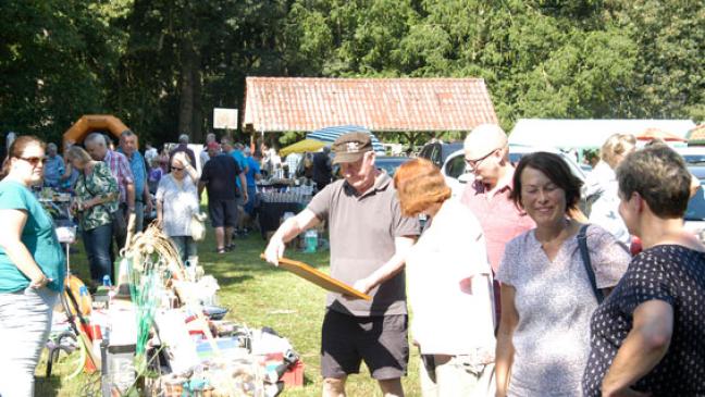 Flohmarkt-Trubel bei Sommersonne