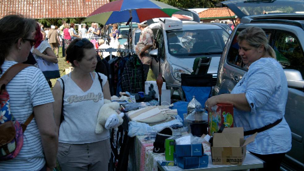 VIel Trubel herrschte während des Flohmarktes im Stapelmoorer Park. © Hoegen