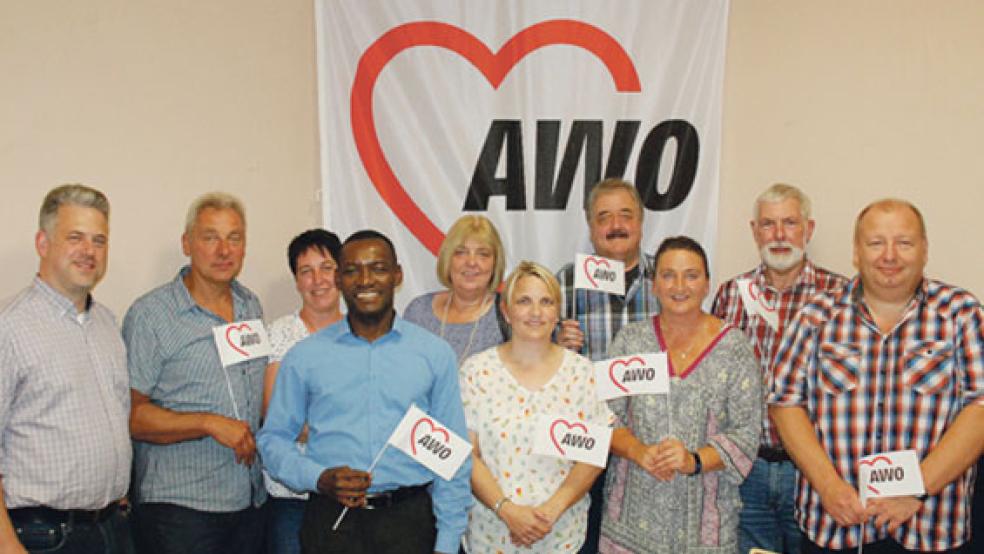 Johann Nordbroek (rechts) vom AWO-Ortsverein Leer wurde in Boen zum neuen Vorsitzenden des AWO-Kreisverbandes gewählt, Georg Huisinga (Boen) und Stefanie Cartellieri (daneben) sind seine beiden Stellvertreter. Von links vom SPD-Kreisvorstand Florian Stoye, Uwe Brünnecke (Beisitzer), Bianca Yzer aus Boen (Schriftführerin), Kozi Kezie (Beisitzer), Alette Siemers (stellvertretende Schriftführerin), Silvia Klaassen aus Boen (Kassenprüferin) und Günther Redenius (Beisitzer).  © Foto: Kuper