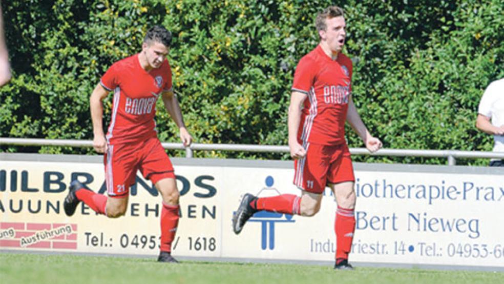 Die Bunder Sebastian Wendland und Volker Wirtjes (von links) bejubeln das 2:0 durch Wirtjes. © Fotos: Bruins