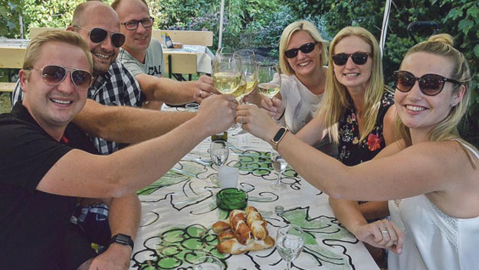 Mit Weißwein stießen die Bingumer Ehepaare Cordes, Kroon und Premke (von vorne nach hinten) am Sonnabend gut gelaunt auf den Spätsommer an. © Fotos: Ammermann