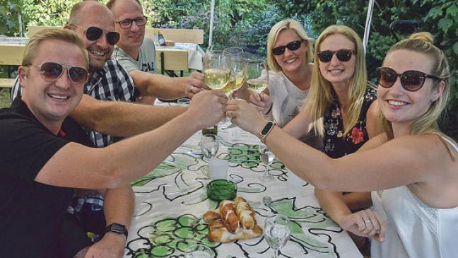 Gut 400 Gäste gönnen sich ein gutes Gläschen