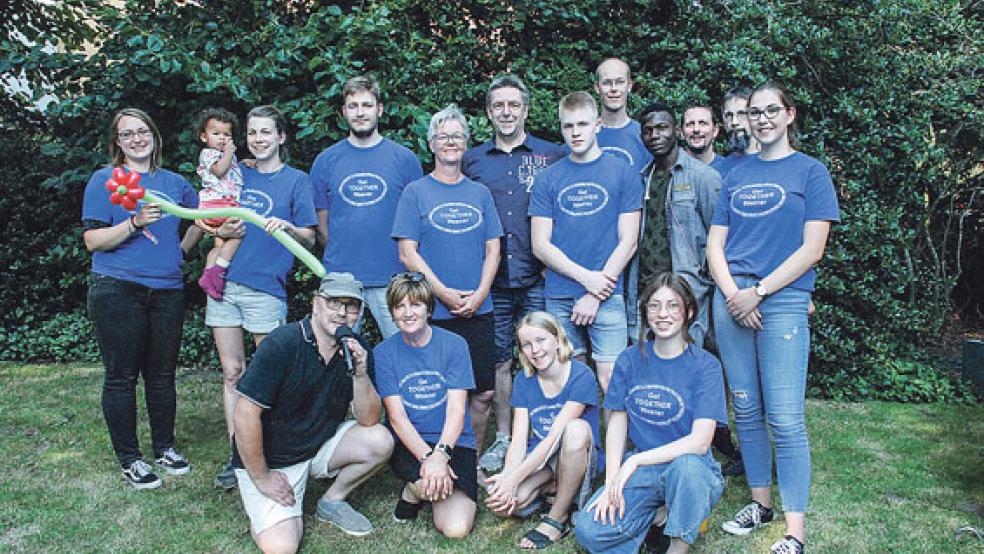 Wie die Besucher sind auch die freiwilligen Helferinnen und Helfer von »Get together« ein »Mix« verschiedener Nationalitäten mit Hilbert Koetsier (stehend, Fünfter von rechts) als Vorsitzender der Initiative. © Fotos: Kuper