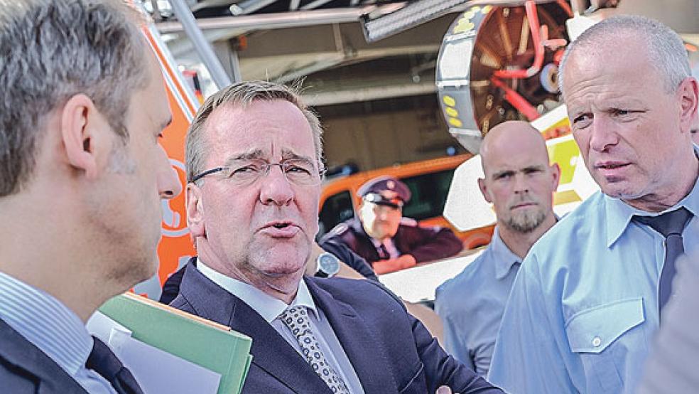 Bekam von Stadtbrandmeister Bernd Lenz (rechts) einiges an Wünschen und Bitten mit nach Hannover: Innenminister Boris Pistorius, der vom Abteilungsleiter für Kommunal- und Hoheitsangelegenheiten, Alexander Götz, begleitet wurde. © Foto: Hasseler