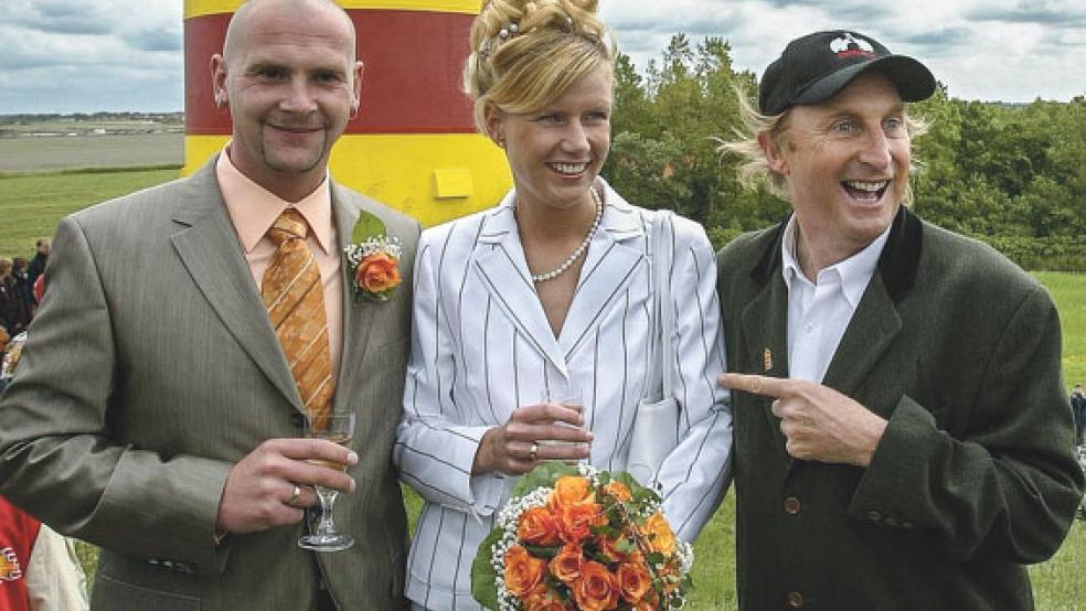 Tanja Harms und Jörg Casjens nahmen nach ihrer Trauung im Jahr 2004 die Glückwünsche des Komikers Otto Waalkes entgegen. Sie sind das erste Paar, das in diesem gelb-rot-gestreiften Leuchtturm getraut wurde. © Archivfoto: Wagner (dpa) 
