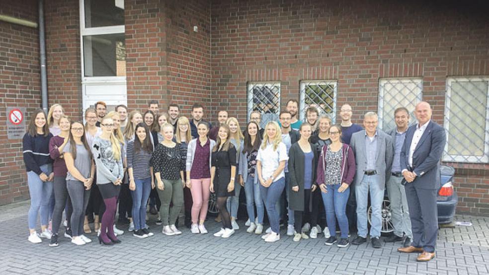 Karel Groen (rechts) hieß die neuen Lehrkräfte in Ostfriesland willkommen. Seminarleiter Dr. Jelko Peters (Dritter von rechts) und Stefan Ulrichs (Zweiter von rechts) freuen sich über den Zuwachs an Referendarinnen und Referendaren. © Foto: Watson