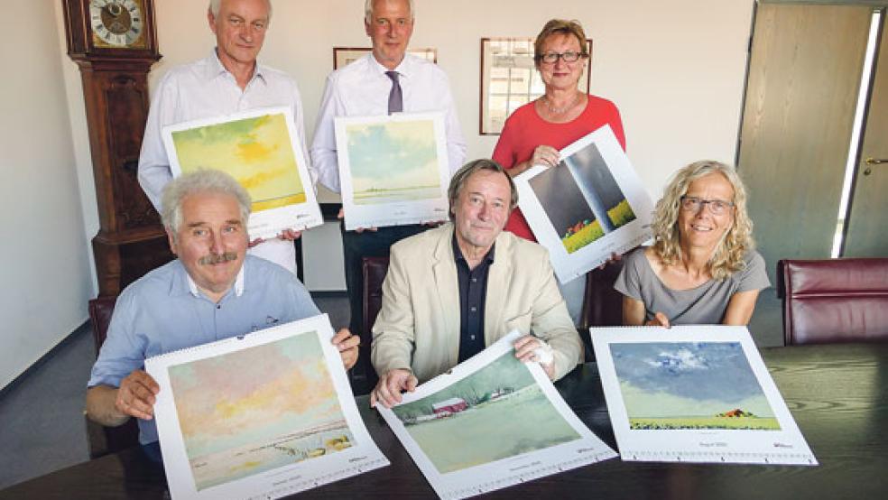 Der »auserwählte« Künstler und die »Wahlkommission« mit dem Kalender für 2020 (von links): Landschaftspräsident Rico Mecklenburg, Landschaftsdirektor Dr. Rolf Bärenfänger, Thomas Weiss (Vorstandsvorsitzender der Brandkasse), Herbert Müller, Signe Foetzki (Pressesprecherin der Brandkasse) und Kunsthistorikerin Dr. Annette Kanzenbach.  © Foto: Jürgens