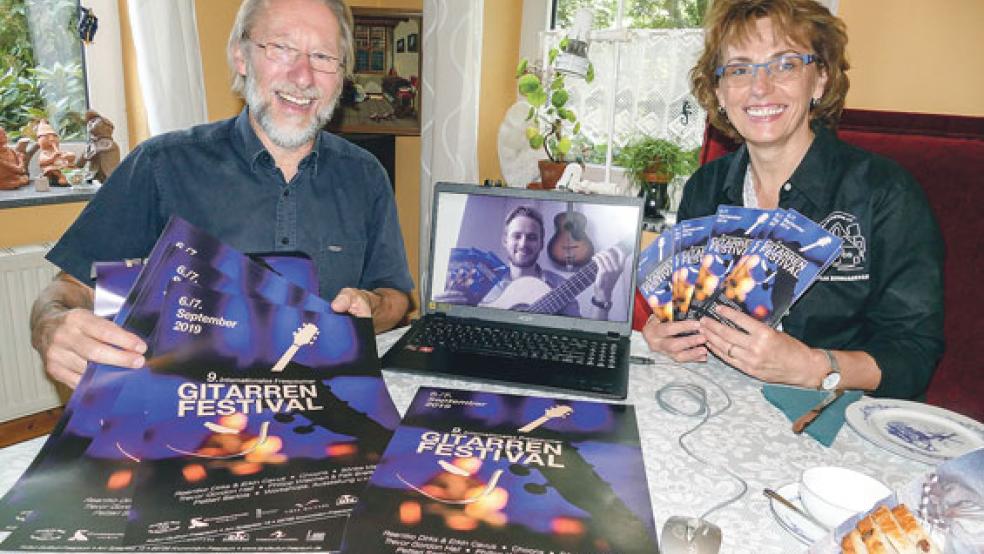 Der Vorsitzende der Landkultur Freepsum, Holger Rodieck, und Vorstandsmitglied Anja Boomgaarden freuen sich auf das Festival und Sönke Meinen, der zu ihrer Pressekonferenz per Skype zugeschaltet war.  © Foto: Jürgens