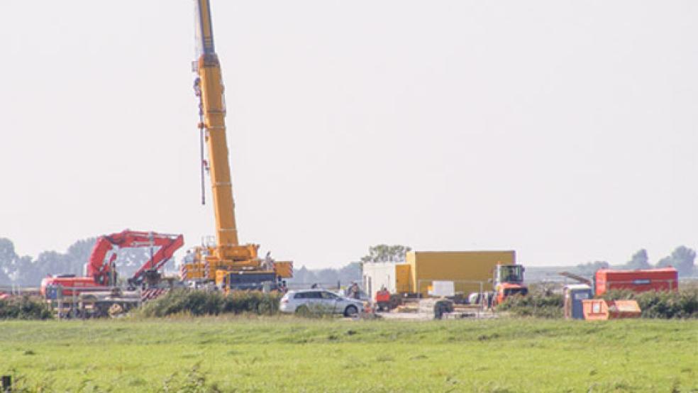 Auf einer Weide zwischen der Pogumer Straße und dem Hohen Weg am Ortsausgang von Ditzum in Richtung Pogum baut der Leitungsnetzbetreiber Open Grid Europe GmbH (Essen) eine neue Schieberanlage. Zu Wartungszwecken oder im Notfall kann der Gaszufluss damit unterbrochen werden. Die Erdbauarbeiten dauern noch bis zum Ende dieser Woche. © Foto: Szyska