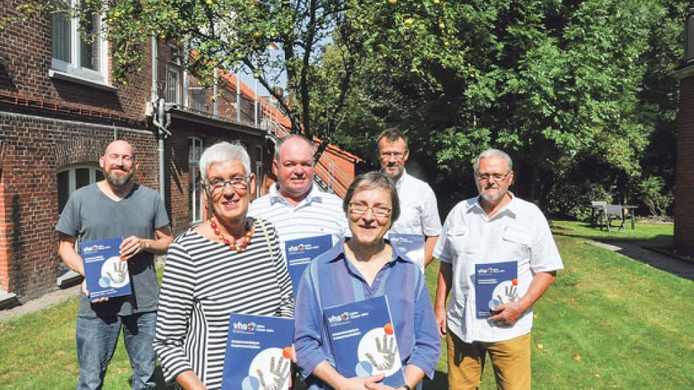 Stellten das neue VHS-Programm für das Rheiderland vor (von links): Sebastian Schatz (Öffentlichkeitsarbeit und Marke­ting), Iris und Peter Pfaff (Außenstellenleiter in Jemgum), Theresia Sommer (Außenstellenleiterin in Weener), Detlev Maaß (VHS-Leiter) und Hans Fricke (stellvertretender VHS-Vorstandsvorsitzender). © Foto: Boelmann
