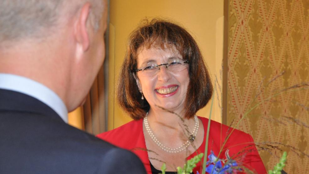 Barbara Backer ist in der Leeraner Evenburg gestern von Landrat Matthias Groote (SPD) mit dem Bundesverdienstkreuz am Bande ausgezeichnet worden. Seit vielen Jahren engagiert sie sich für das Thema »Organspende«.  © Boelmann