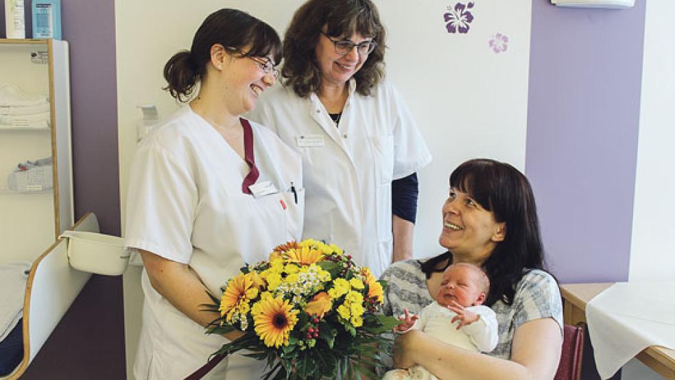 Große Freude über die neue Erdenbewohnerin: (von links) Hebamme Tanja Fischer, Leitende Oberärztin der Abteilung Gynäkologie und Geburtshilfe, Dr. med. Irmtraut Wester-Bromisch, sowie Mutter Angelika Kruse mit Tochter Mia-Sophie. © Foto: Marien Hospital