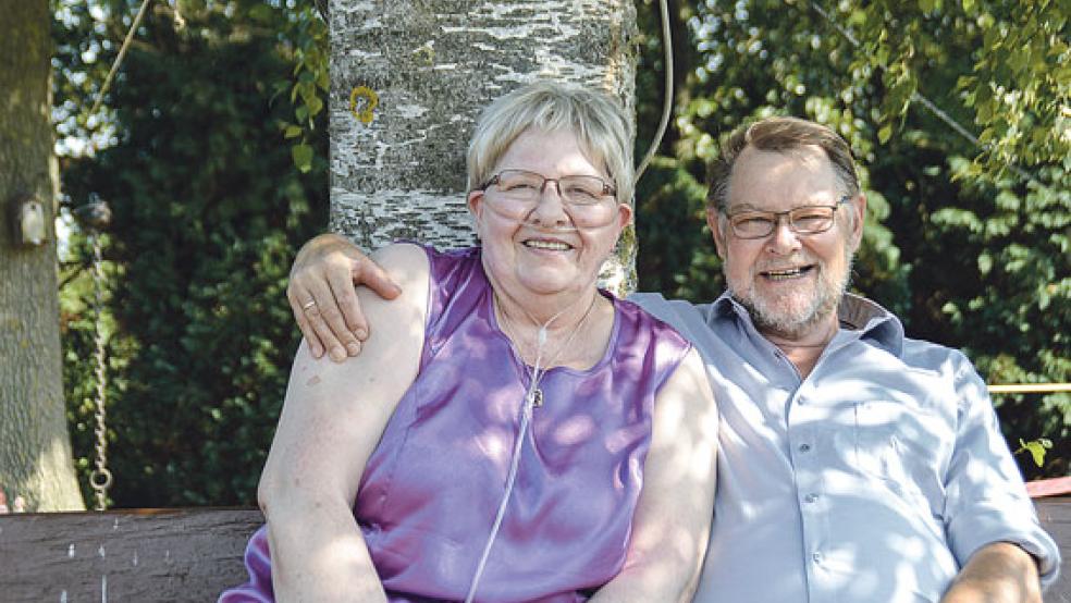 50 Jahre Ehe und auch 50 Jahre Abonnenten der Rheiderland-Zeitung: Harmanda und Helmuth Schoormann aus Bunde feiern heute also gleich zwei goldene Jubiläen.  © Foto: Himstedt