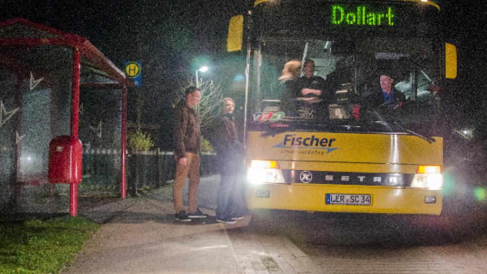 Ditzum im April 2014: Jugendliche steigen in den Discobus »Nachteule« der »Fischer Linienverkehre« ein. © Archivfoto: Wübbena