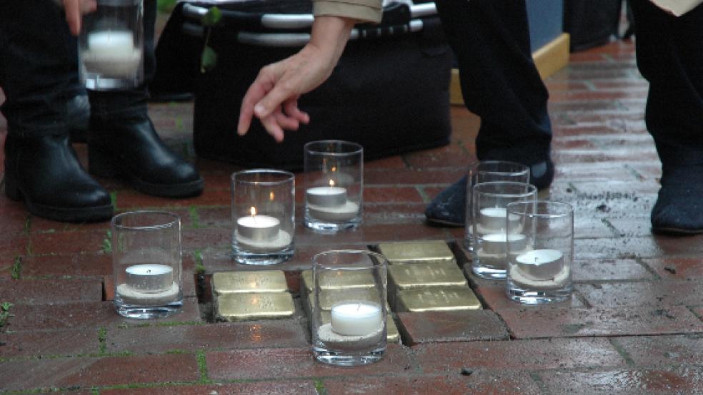 »Stolpersteine« - wie diese im Gehweg in der Westerstraße in Weener - erinnern bundesweit in 1265 Kommunen und europaweit in 21 Ländern Europas an die letzten freiwillig gewählten Wohnsitze von jüdischen Bürgern. © Archivfoto: Szyska