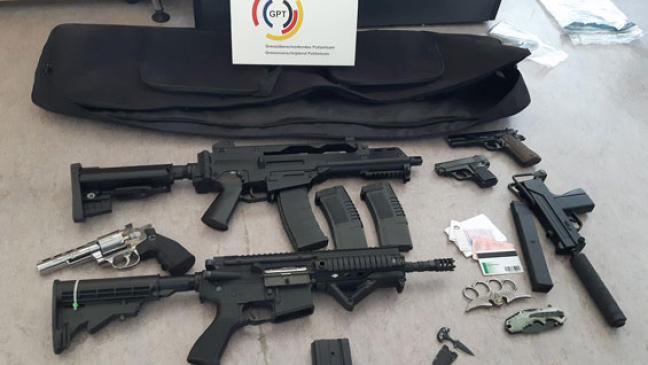 Polizei stellt diverse Waffen sicher