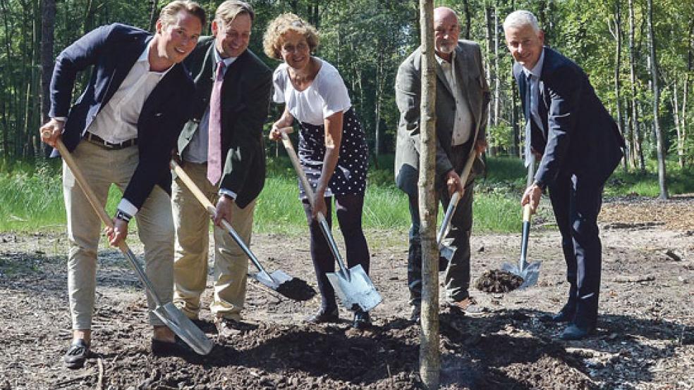 Maximilian Graf von Wedel, Enno Herlyn, Beatrix Kuhl, Bonné Harms und Landrat Matthias Groote pflanzten einen symbolischen Gedächtnisbaum.  © Foto: Ammermann