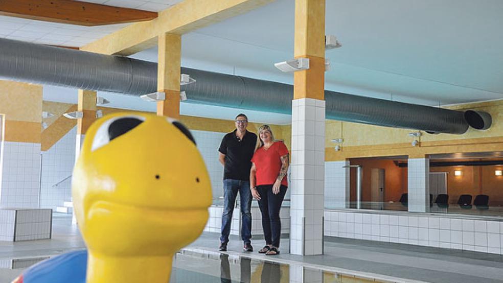 Freuen sich auf die neue Hallenbad-Saison in Bunde: Jörg Siemering und Barbara Krakau. Startschuss ist jetzt am Sonntag um 10 Uhr.  © Foto: Boelmann