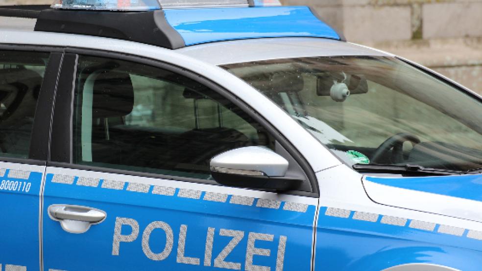 Beim Ausweichen stieß gestern ein Sattelzug auf der A 31 bei Bunde gegen ein Fahrzeug der Autobahnmeisterei. © pixabay